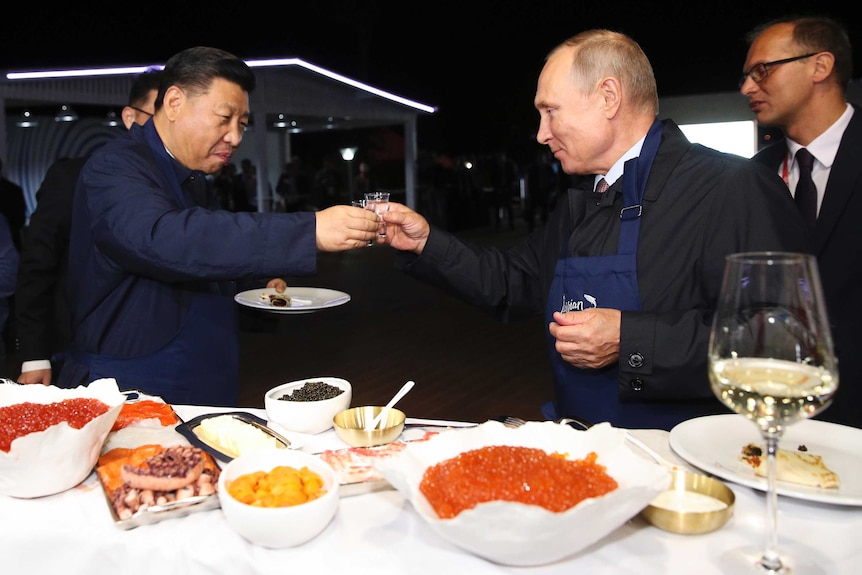Владимир Путин и Си Цзиньпин пьют друг друга стаканами водки