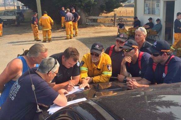 Fire crews briefing at Chudleigh in north west Tasmania