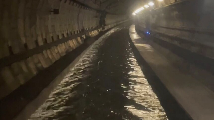 英国隧道洪水导致大量火车取消，数百名旅客在新年滞留