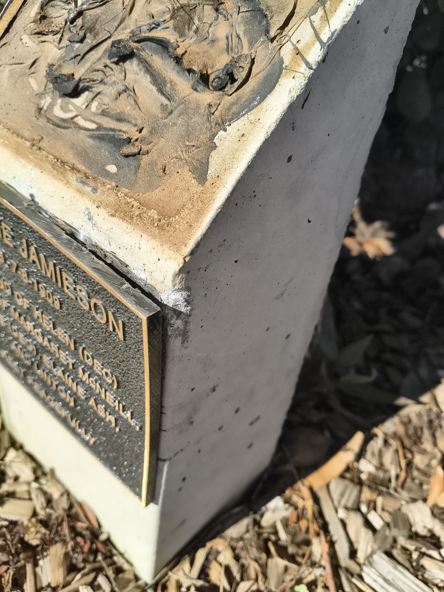 Un monumento cuya placa de latón ha sido retirada.