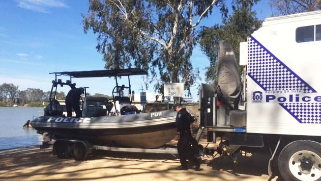 Police divers called in to search the Murray near Mannum SA