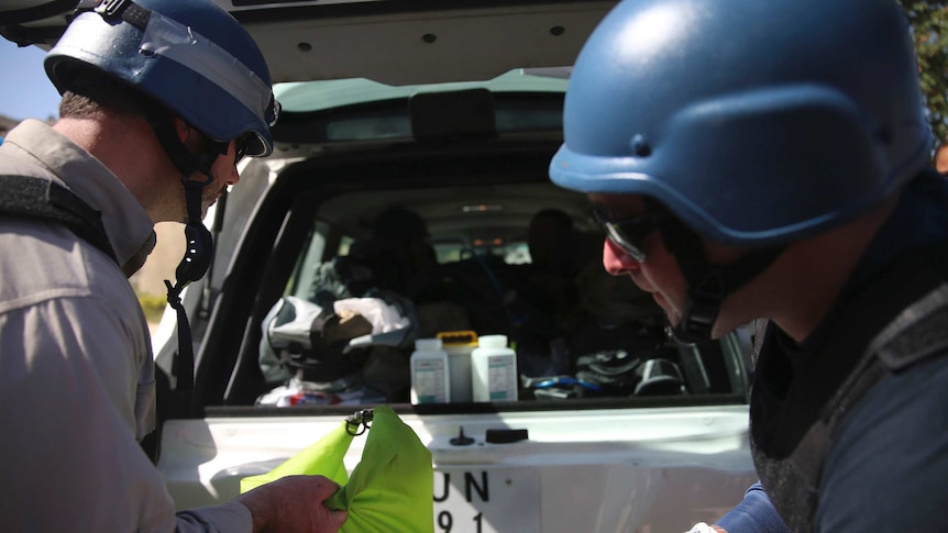 UN chemical weapons experts collects samples from the gas attack outside Damascus.