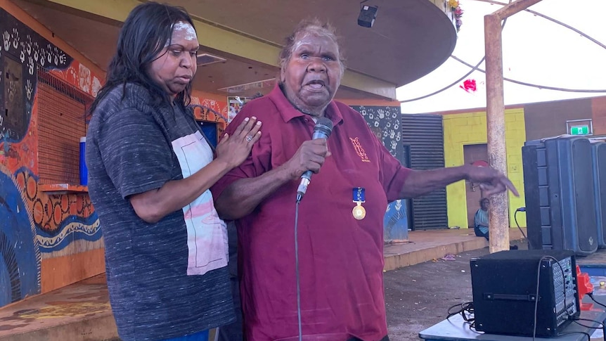 Peggy Brown addresses the Yuendumu community