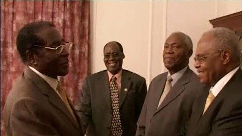 Robert Mugabe has arrived at his party's headquarters in Harare to chair a crucial meeting of its politburo. (File photo)