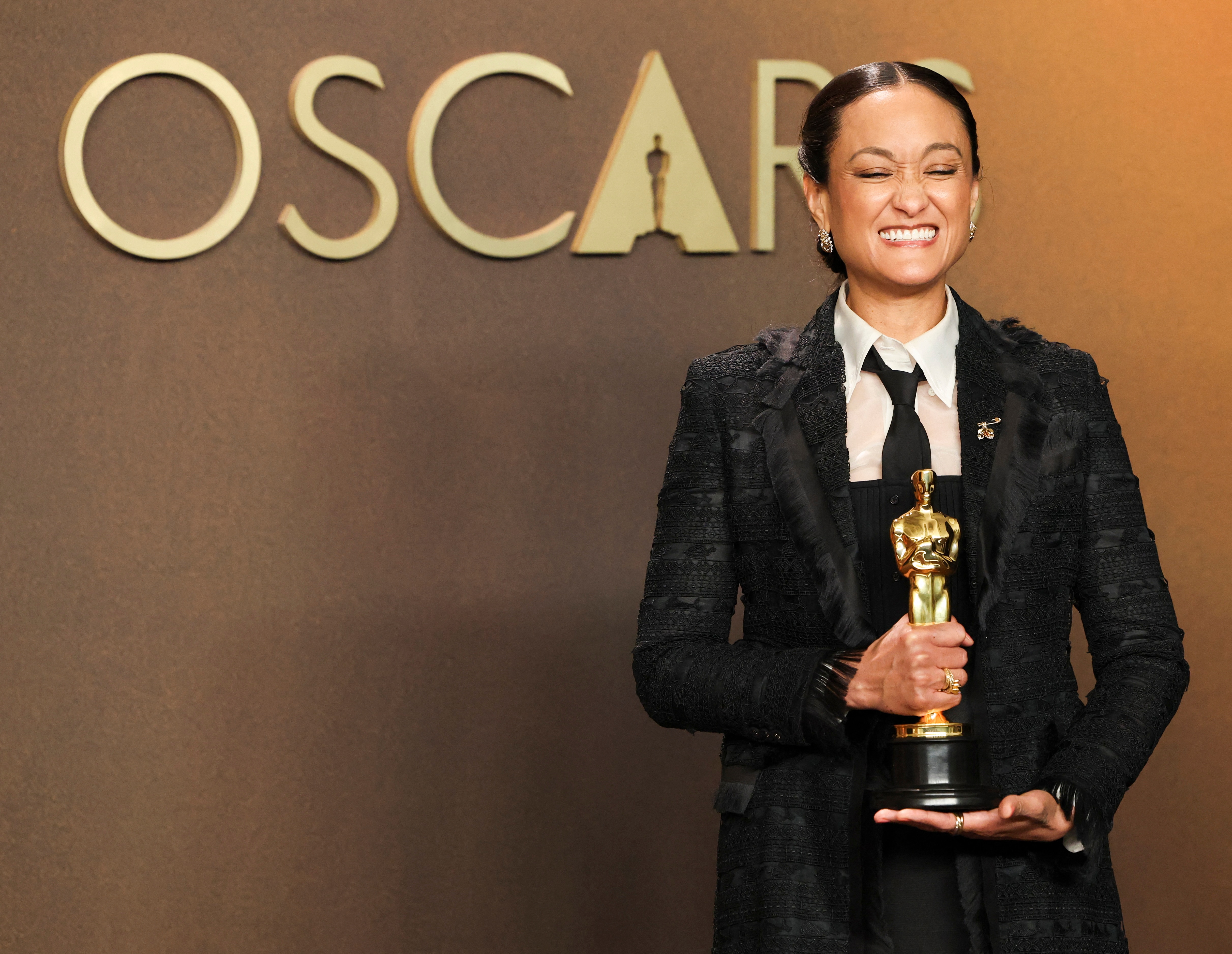 Autumn Durald Arkapaw poses with the Oscar for Best Cinematography