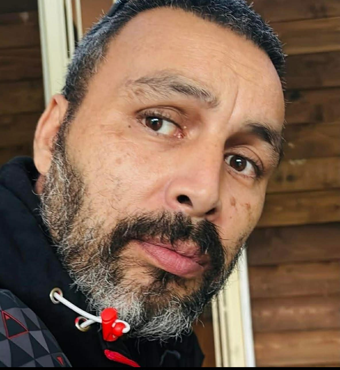 El hombre con una barba desgreñada mira a la cámara