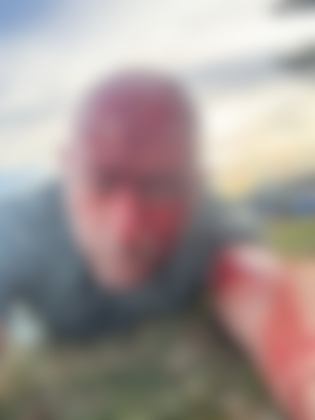 Una imagen borrosa de un hombre cubierto de sangre.