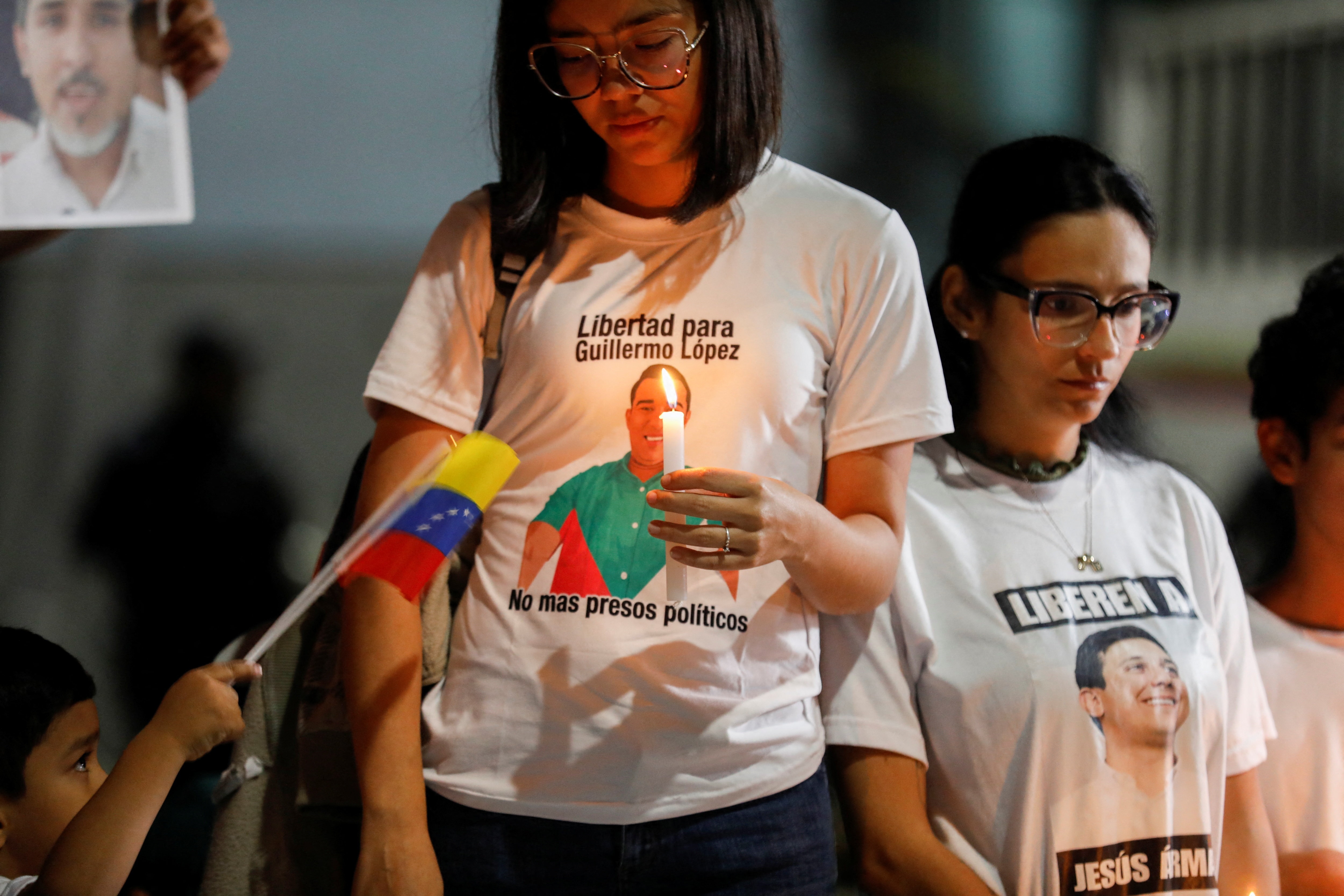 Famílias fazem vigília em frente a uma prisão