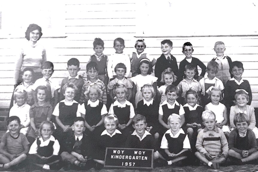 A black and white school photo of a Woy Woy kindergarten class in1957.