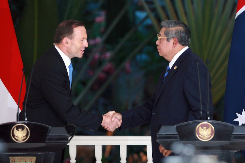 Tony Abbott shakes hands with Indonesian president Susilo Bambang Yudhoyono