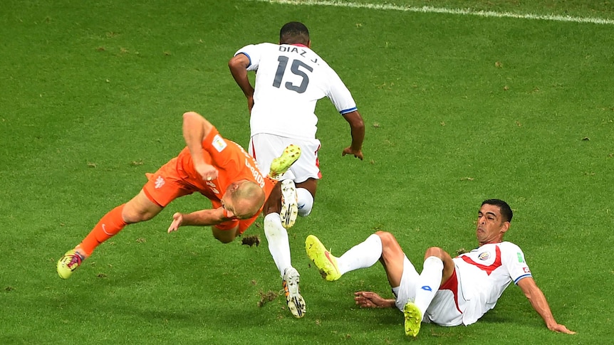 Dutch player Arjen Robben is challenged by Costa Rica's Junior Diaz (L) and Michael Umana.