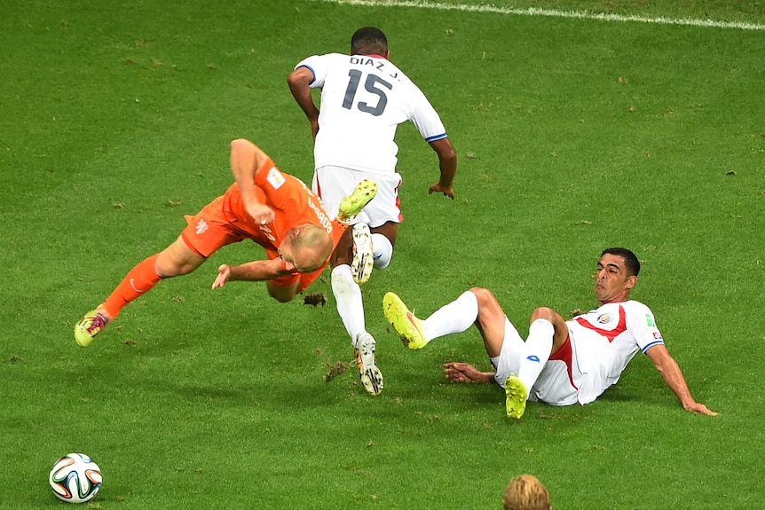 Dutch player Arjen Robben is challenged by Costa Rica's Junior Diaz (L) and Michael Umana.