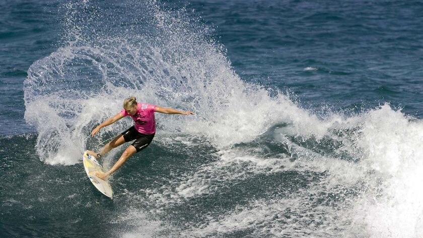 Stephanie Gilmore surfs her way to winning the Maui Pro