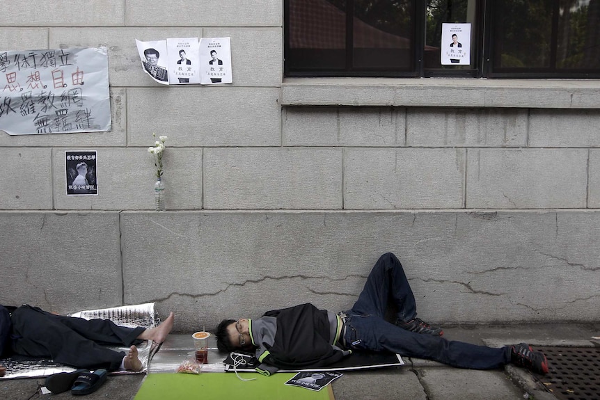 Activists sleep outside Taiwan's ministry of education