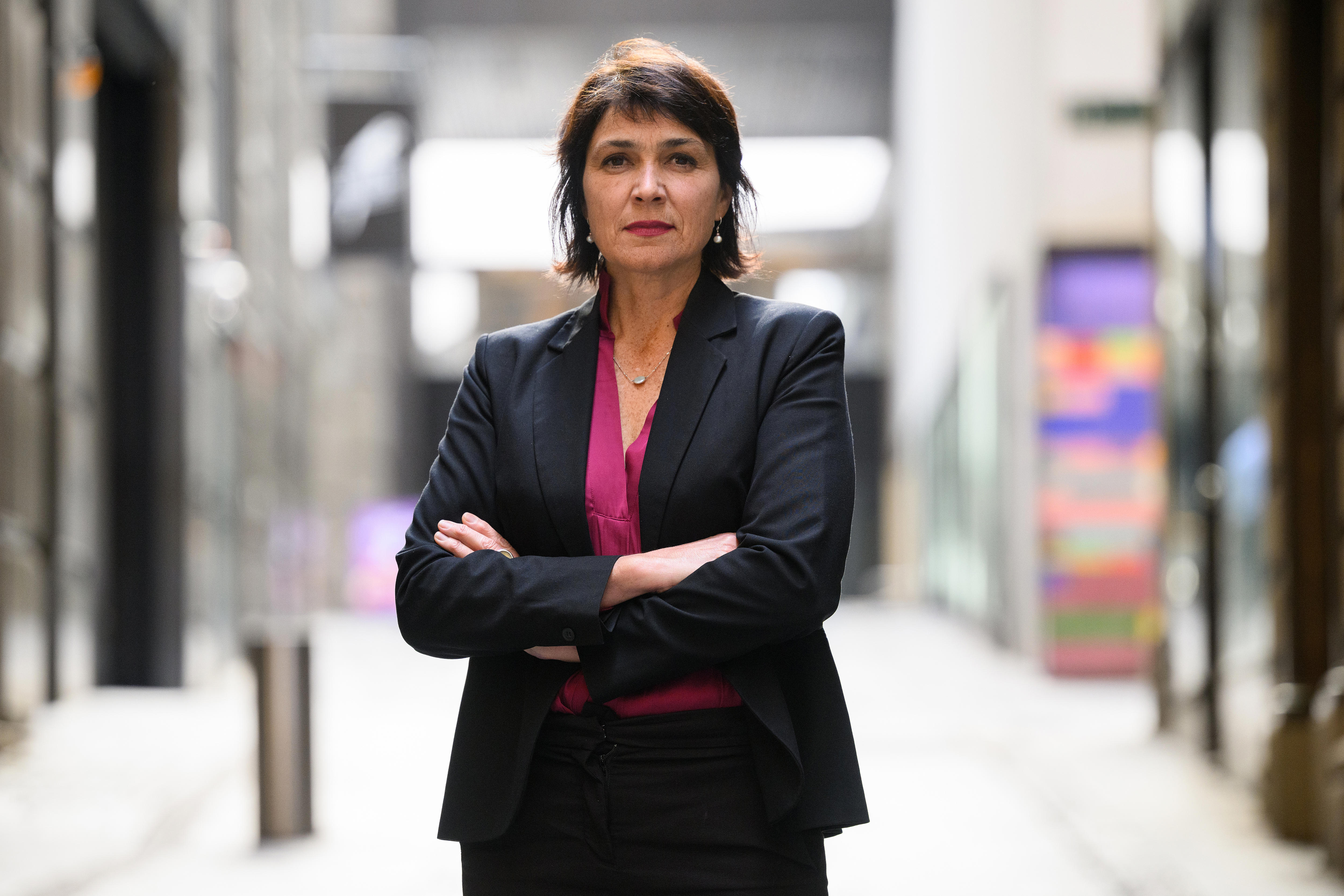 Anna Cody está de pie con los brazos cruzados.