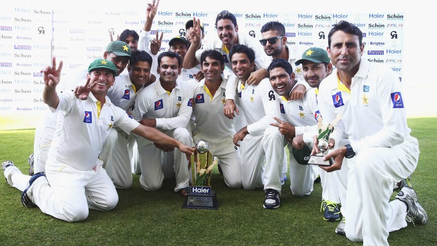 Pakistan celebrates with the trophy after 2-0 series win against Australia