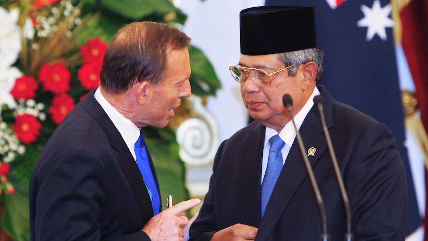 Australia's Prime Minister Tony Abbott talks to Indonesia's president Susilo Bambang Yudhoyono.