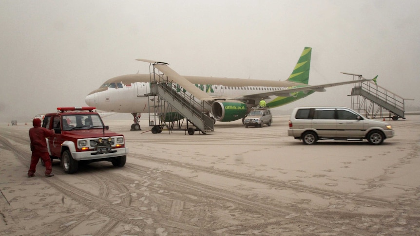 Plane in Yogyakarta covered in ash from Mt Kelud eruption