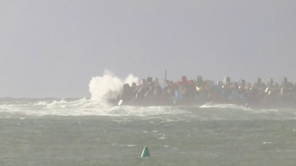 Large Waves And Strong Winds Pummel Coffs Harbour Coastline Abc News