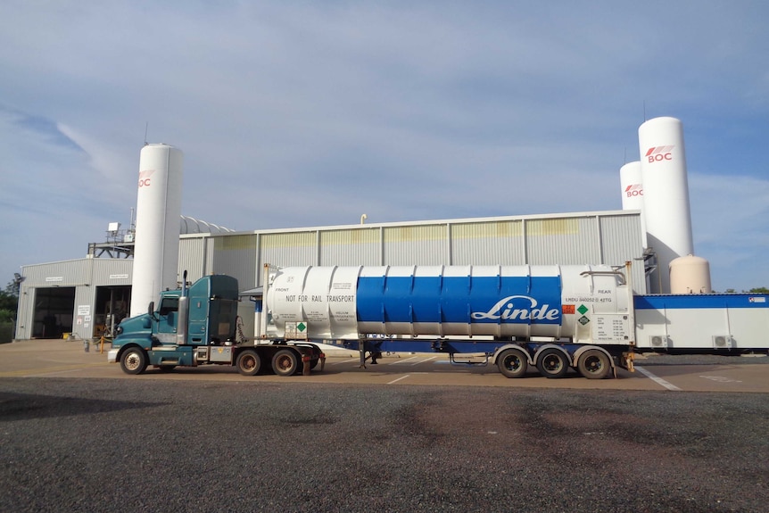 A truck with a load of gas in front of a helium plant