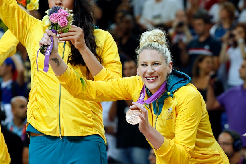 La joueuse australienne d'Opeals Lauren Jackson tient sa médaille olympique de bronze et un bouquet de fleurs aux Jeux de Londres de 2012.