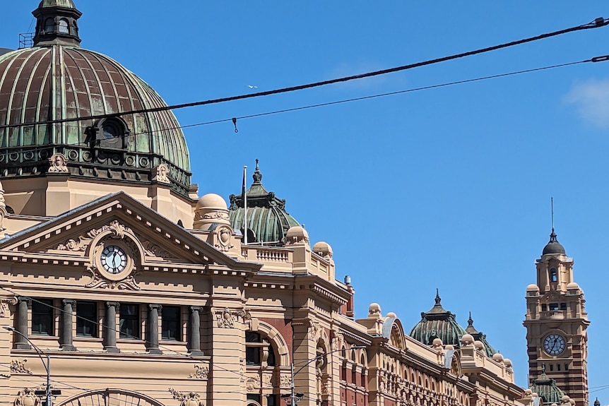 The clock at both the Swanston street end and the Elizabeth street end of Flinders Street station show different times