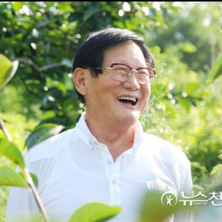 Lee Mam-hee leader of the Shincheonji Church of South Korea is an elderly man with black hair and glasses