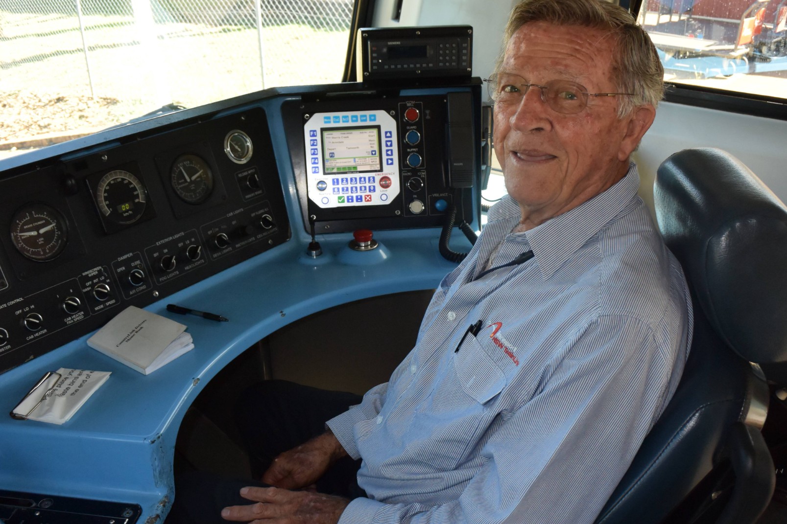 Um homem sentado no comando de um trem.