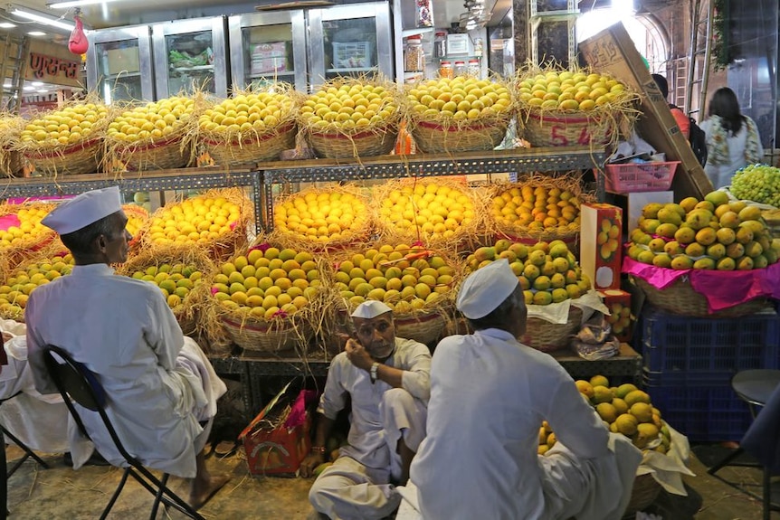 Mangoes in an Indian market stall