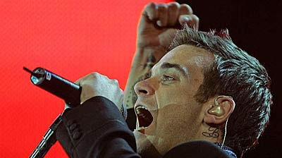 Robbie Williams says the media is being hypocritical in its treatment of Kate Moss. (File photo)