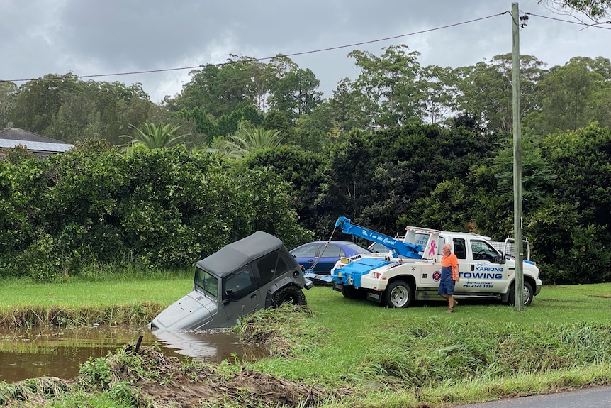 4x4 remorqué depuis un petit plan d'eau