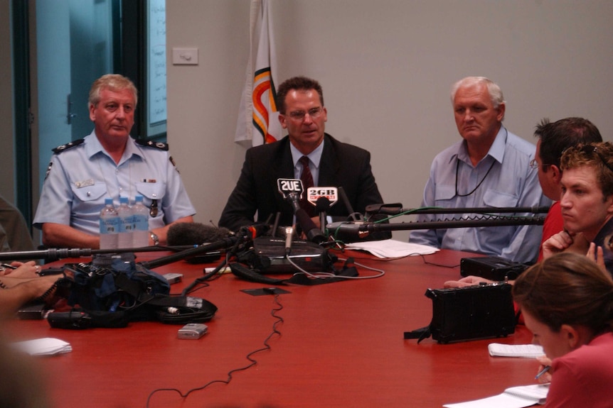 Jon Stanhope and officials at a press conference in Curtin during the Canberra bushfires.