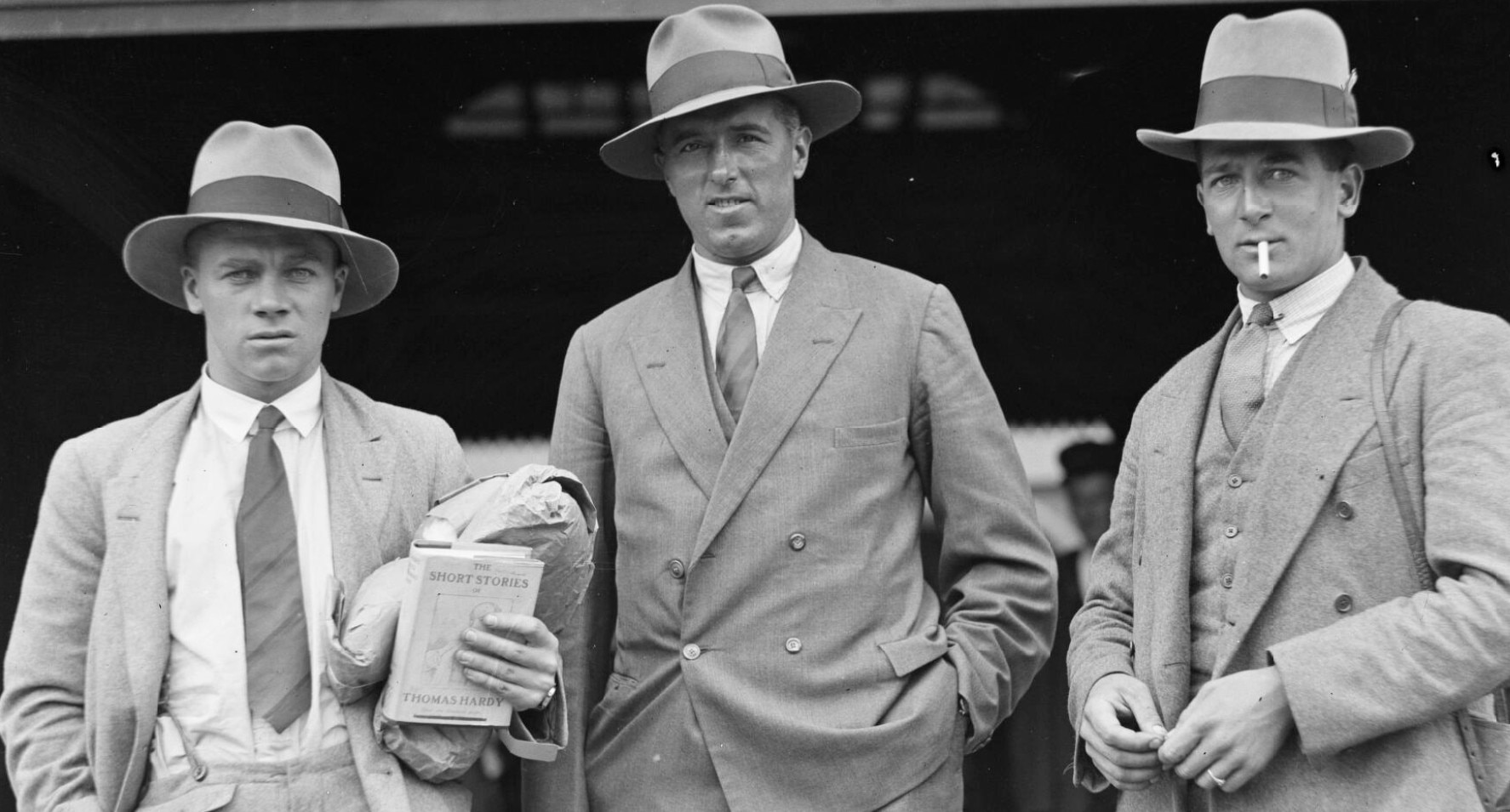 Os jogadores de críquete ingleses George Duckworth, George Geary e Harold Larwood.