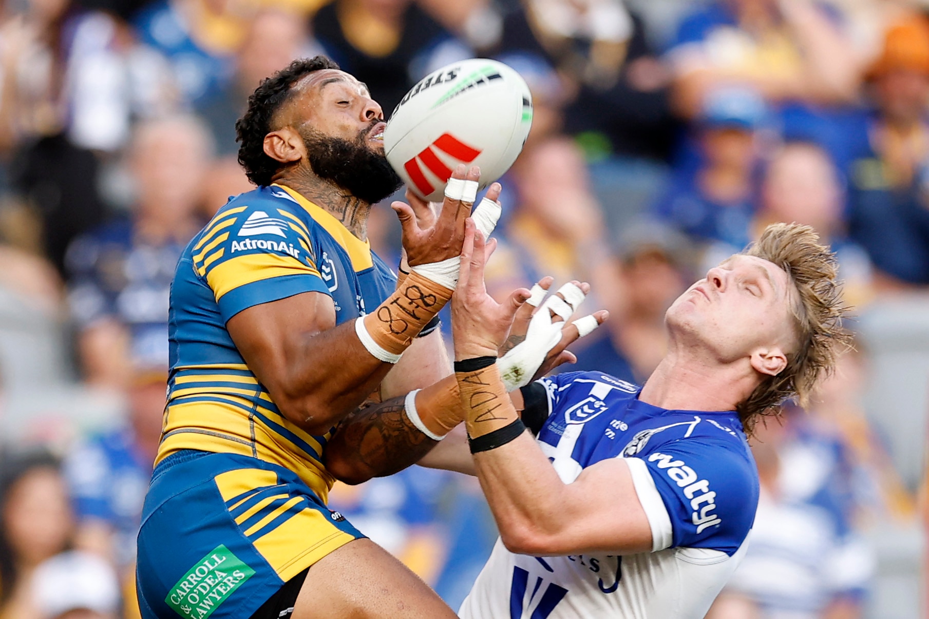 Live: Eels threatening upset over Bulldogs, Roosters overwhelm Knights 