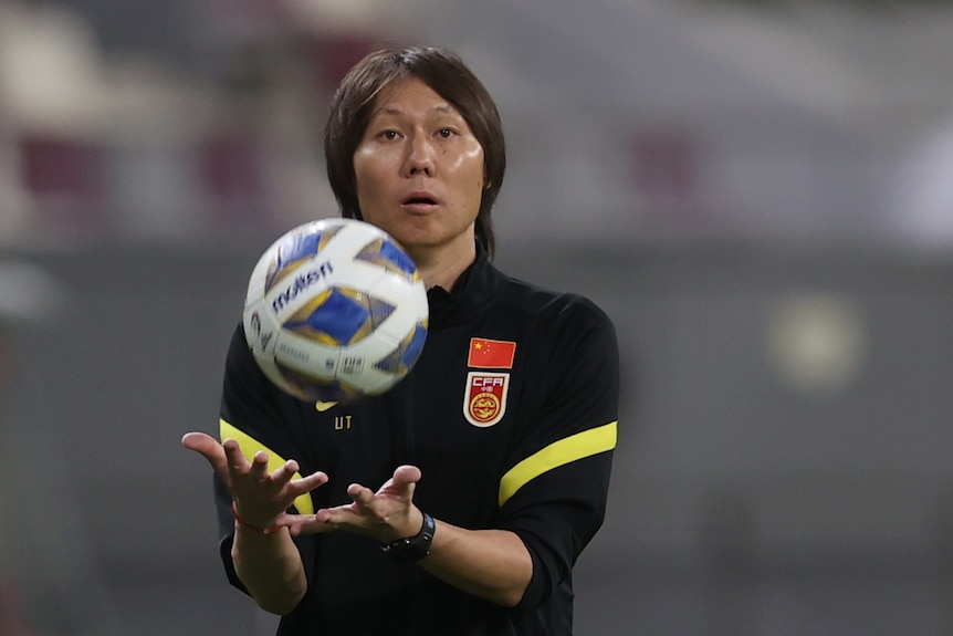 中国男足国家队主教练李铁是于前年被调查的。
