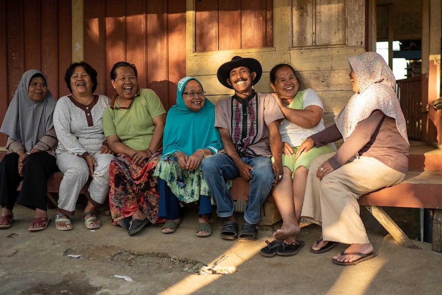 Alis and his sisters and mother laughing.