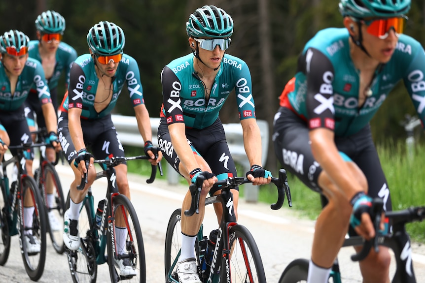 Jai Hindley rides his bike in a line of Bora-Hansgrohe teammates