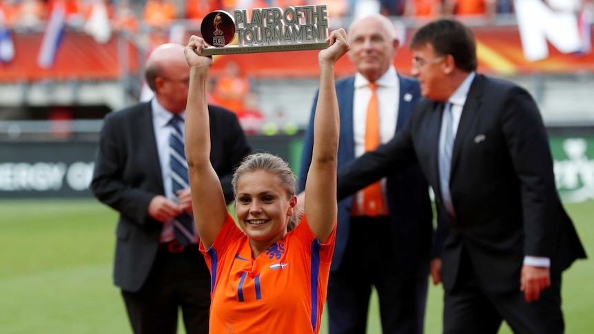 Netherlands' Lieke Martens celebrates with Euro 2017 player of tournament trophy on August 6, 2017.