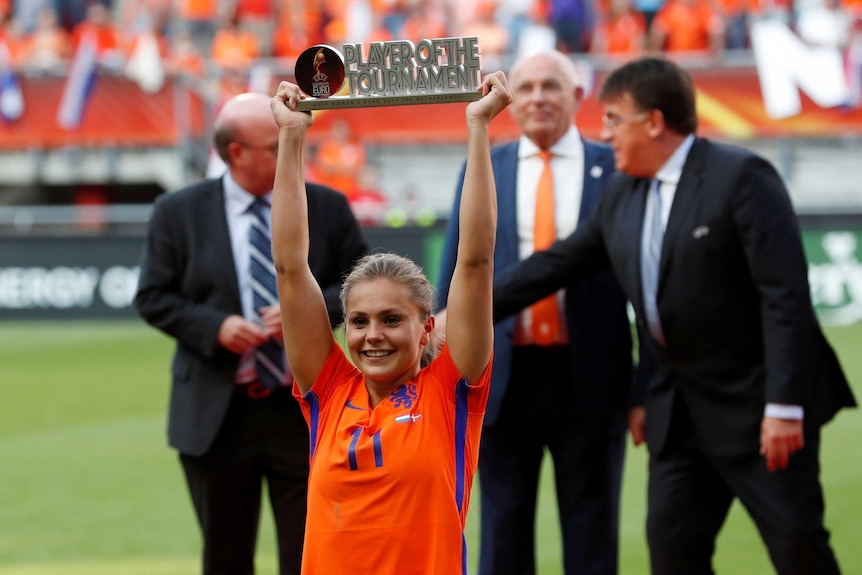 Netherlands' Lieke Martens celebrates with Euro 2017 player of tournament trophy on August 6, 2017.