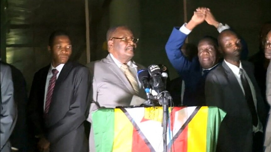 Emmerson Mnangagwa returns to Harare to cheers