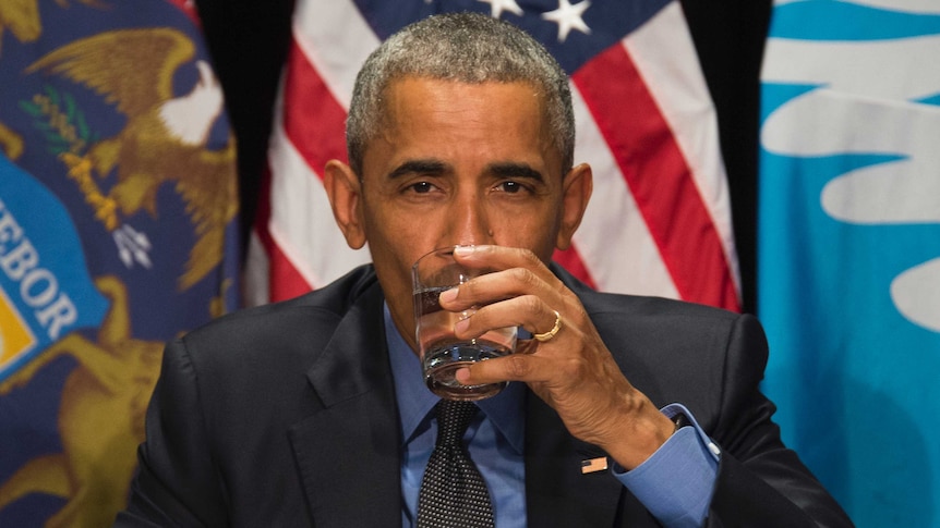 Barack Obama drinks filtered water in Flint.