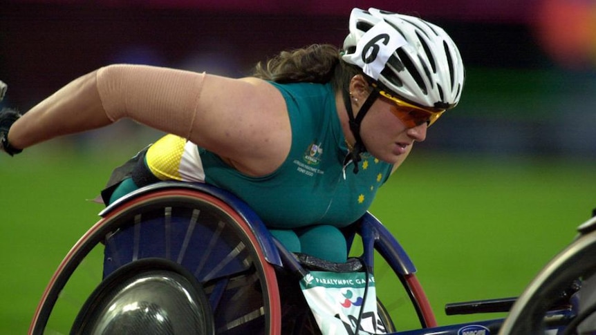 Louise Sauvage races in wheelchair
