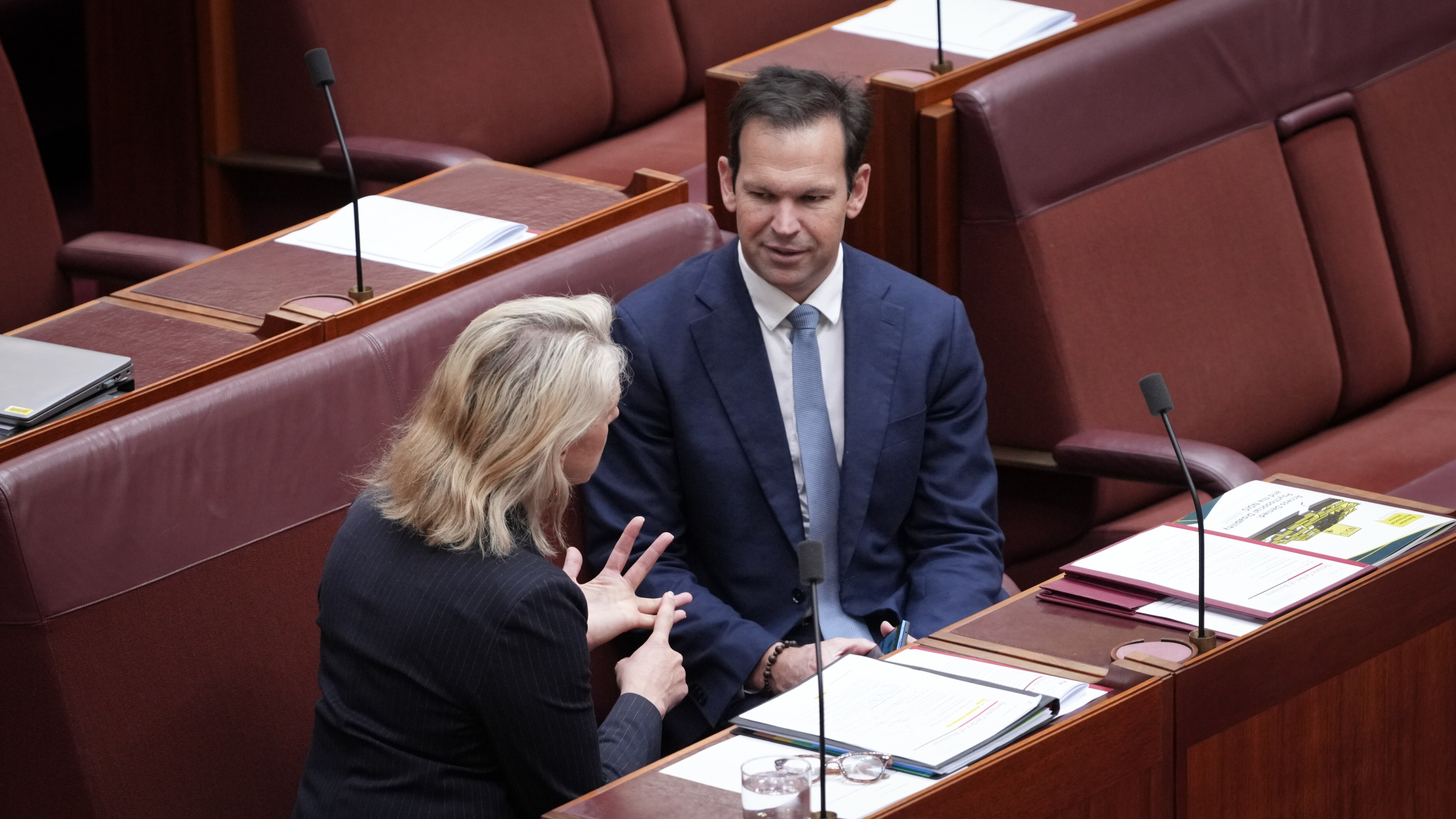 Os homens e mulheres da Assembleia Nacional.