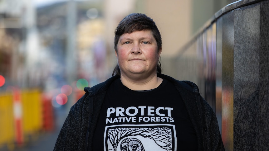 Un magistrat de Tasmanie dénonce un manifestant écologiste pour des violations répétées de sa liberté sous caution