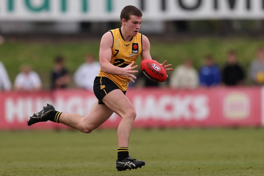 Angus Sheldrick prepares to gather the ball while running in space