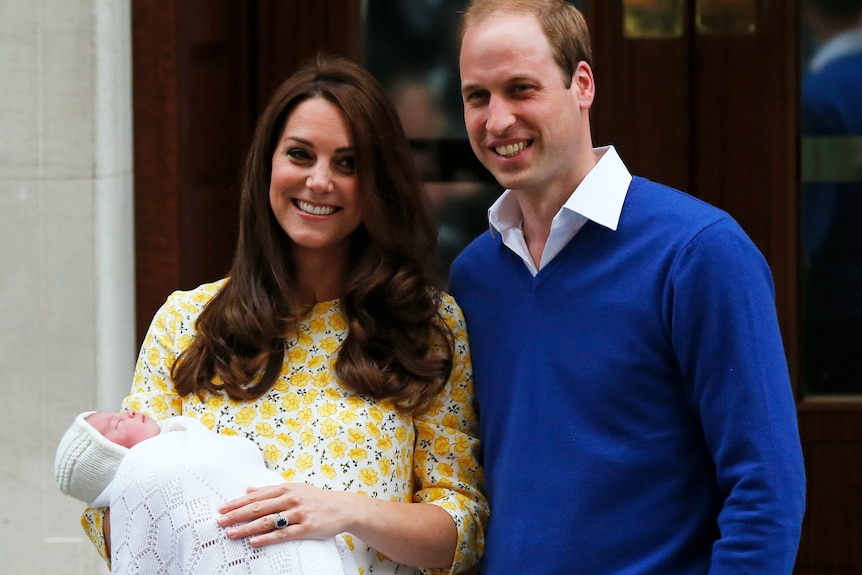 Catherine, la duchesse de Cambridge et le prince William avec leur petite fille à l'extérieur de l'hôpital.