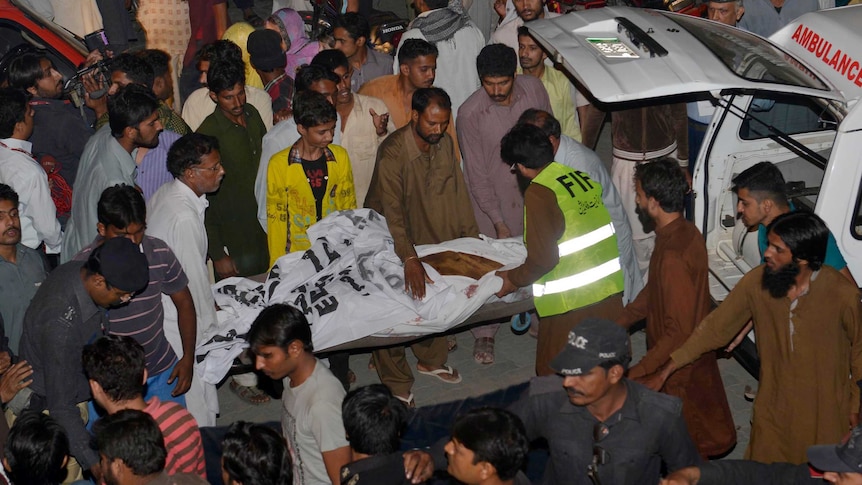 Pakistani volunteers help blast victims