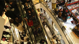 Shoppers at a shopping centre. (Getty Images)