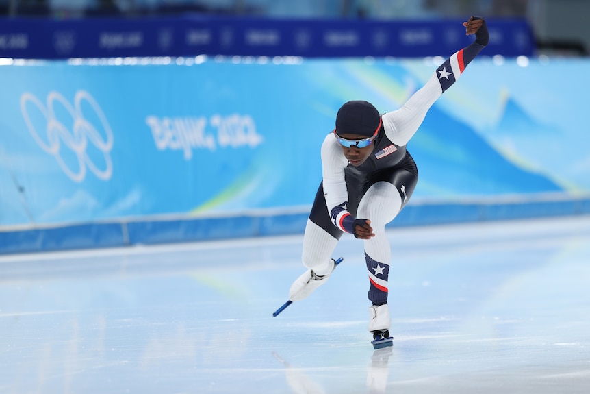 Erin Jackson del equipo de Estados Unidos patina durante los 500 m femeninos en los Juegos Olímpicos de Beijing