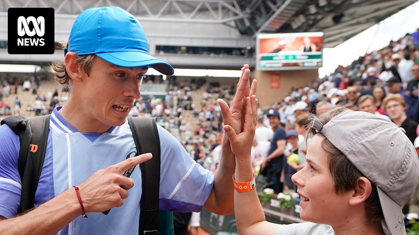 Le jeune super fan d’Alex de Minaur le rejoint sur le terrain alors que l’Australien fait des vagues à Roland-Garros